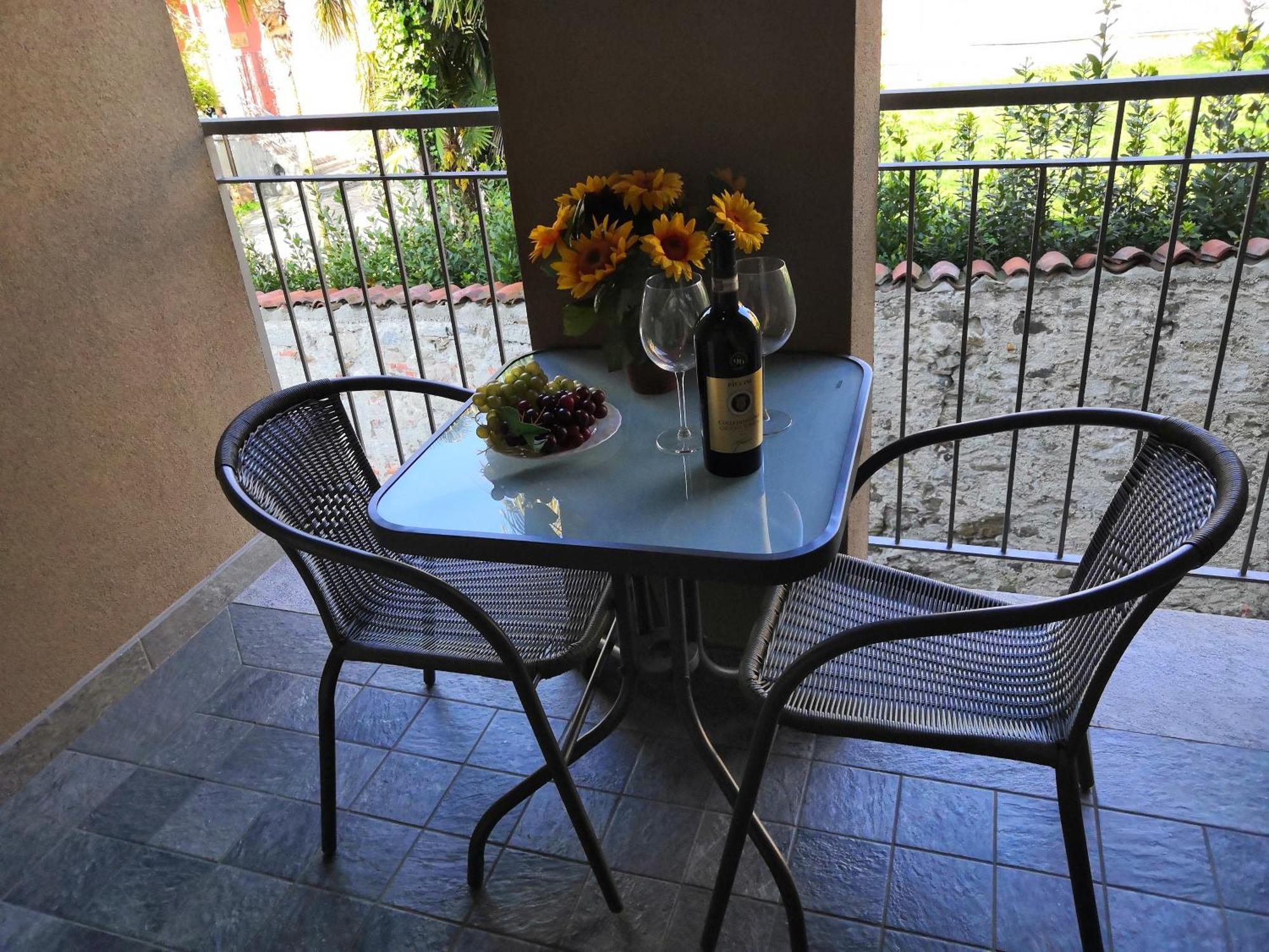 Butterfly Apt In Suna With Garage แวร์บาเนีย ภายนอก รูปภาพ